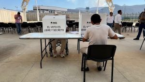 Dos hombres en prisión preventiva efectuando su voto en casillas