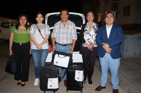Integrantes del INE Oaxaca posando con paquetes para voto anticipado