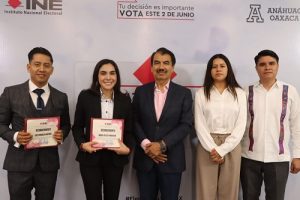 Hombres y mujeres posando para fotografía después de debate