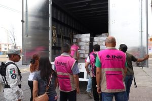Integrantes del INE descargando cajas de tráiler
