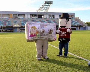 Botarga de credencial de elector del INE y botarga de crayola del IEEE al costado de la cancha