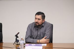 Vocal del INE Baja California sentado, apoyando los brazos en una mesa