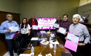 Observadores electorales de pie sosteniendo sus constancias