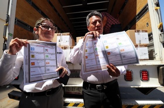 Hombre y mujer sosteniendo boletas electorales