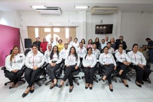 Integrantes del INE Campeche sentados durante entrega de reconocimientos