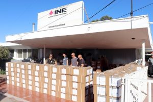 Edificio del INE con muchas cajas con boletas al exterior de este