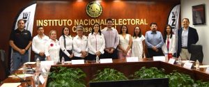 Integrantes del Consejo Local del INE en Colima posando de pie