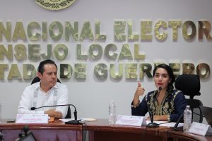 Un hombre y una mujer participando en los Diálogos sentados en la mesa del Consejo Local