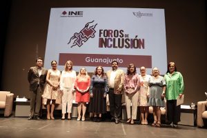 Conferencistas y autoridades del INE posando para fotografía durante el foro