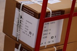 Cajas con boletas electorales sobre diablito de carga
