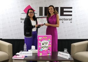 Vocal Ejecutiva del INE Hidalgo entregando reconocimiento a la escritora del libro