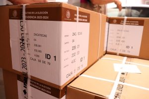 Cajas apiladas con boletas electorales