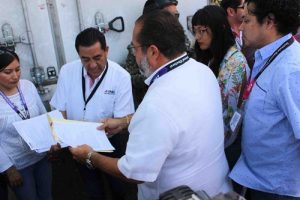 Integrantes del INE Yucatán verificando el arribo de las boletas