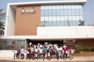 Participantes de la rodada a las afueras de las oficinas del Consejo Local del INE en Yucatán