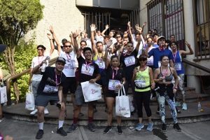 Participantes de la carrera posando con sus medallas y premios