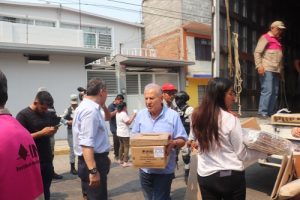 Integrantes del INE descargando cajas de tráiler
