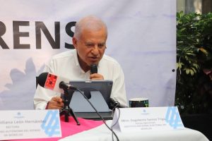 Vocal Ejecutivo del INE Morelos sosteniendo micrófono en conferencia de prensa