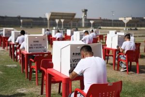 Hombres en prisión preventiva efectuando su voto en patio de la prisión