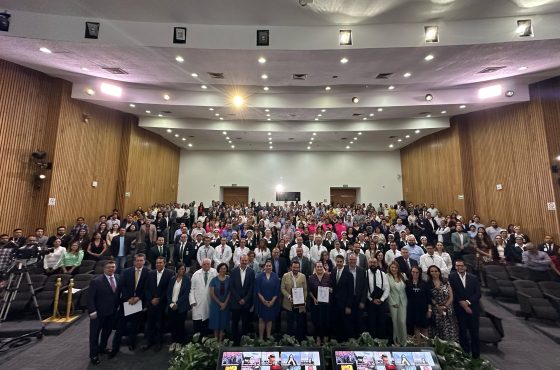 Foto grupal de las y los asistentes a la firma de convenio de colaboración entre INE e IMSS