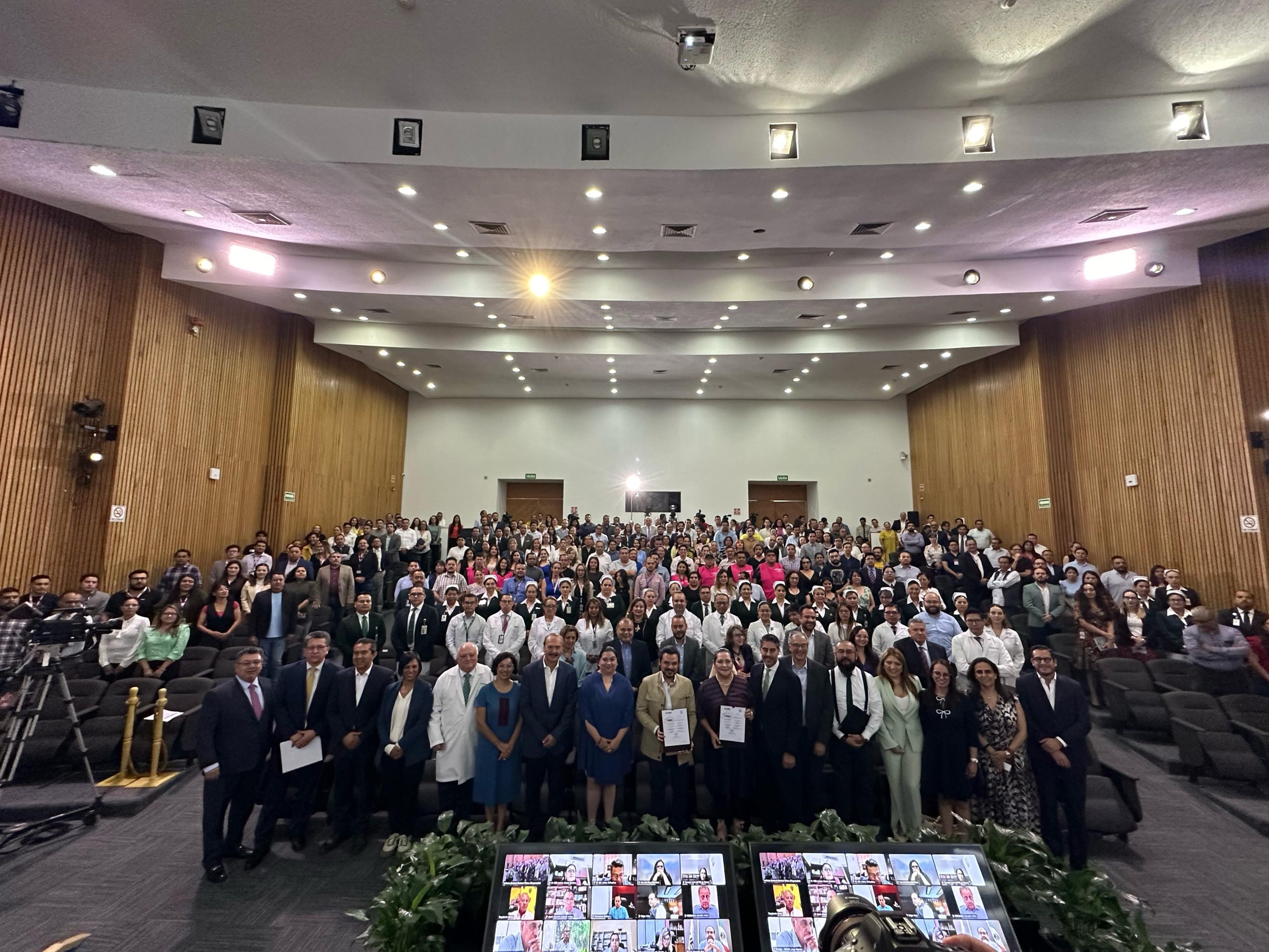 Foto grupal de las y los asistentes a la firma de convenio de colaboración entre INE e IMSS