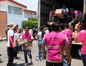 Integrantes del INE descargando cajas de un tráiler