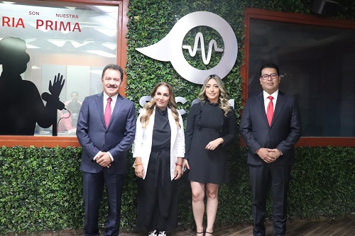 Hombres y mujeres vestidos formalmente de pie posando para fotografía