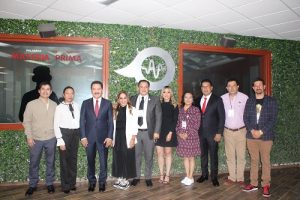 Hombres y mujeres de pie posando para fotografía