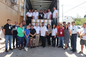 integrantes del INE Quintana Roo posando junto a camión con cajas con boletas