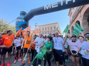 Participantes de la carrera en la línea de salida