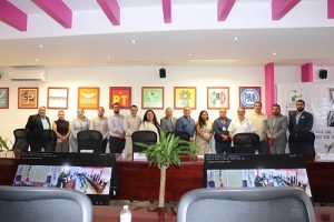 Personas que participaron en la reunión de trabajo de pie.