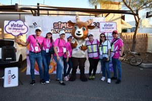 Organizadores del evento posando con botarga de venado