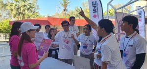 Integrantes del INE junto con participantes del rally celebrando