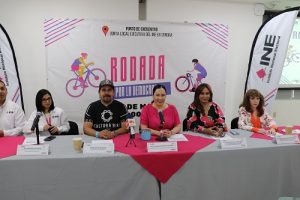 Autoridades del INE Sonora y representantes de grupos ciclistas sentados durante conferencia