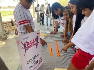 Integrante del INE dando indicaciones a participantes del Rally