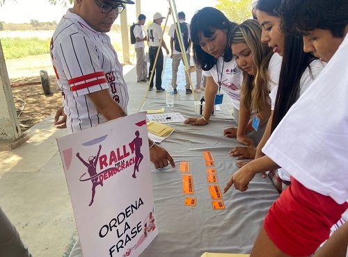 Integrante del INE dando indicaciones a participantes del Rally