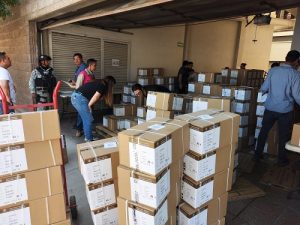 Integrantes del INE Sonora acomodando cajas con boletas electorales