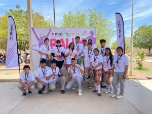 Alumnos de la institución posando con sus medallas después del rally