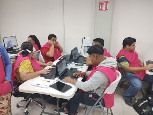 Integrantes del INE Tabasco sentados frente a computadora