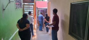 Integrantes del INE durante jornada de voto anticipado
