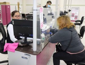 Ciudadana siendo atendida por una persona funcionaria del INE en Módulo de Atención