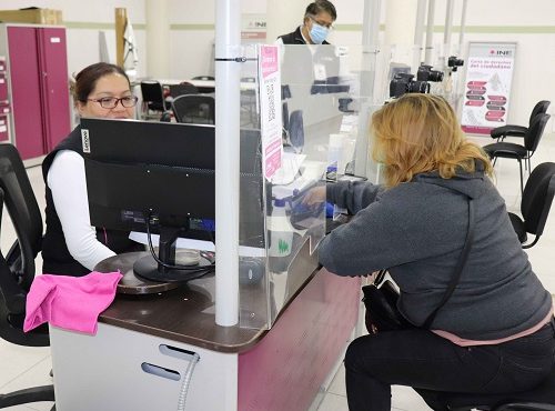Ciudadana siendo atendida por una persona funcionaria del INE en Módulo de Atención