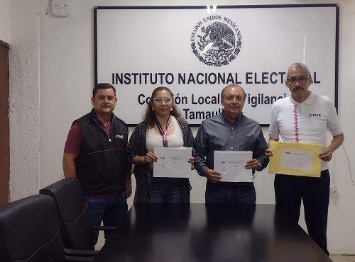 Cuatro personas del INE Tamaulipas de pie en una oficina