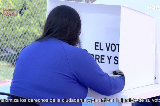 Mujer ejerciendo su voto anticipado