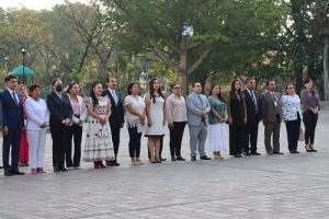 Hombres y mujeres de pie en ceremonia cívica