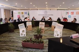 Integrantes del INE Oaxaca sentados durante sesión permanente