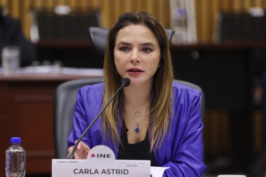 Fotografía de la Consejera Carla Humphrey Jordan en el pleno del Consejo General.