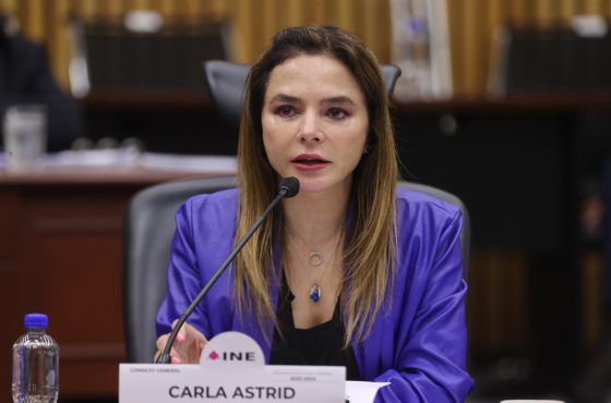 Fotografía de la Consejera Carla Humphrey Jordan en el pleno del Consejo General.
