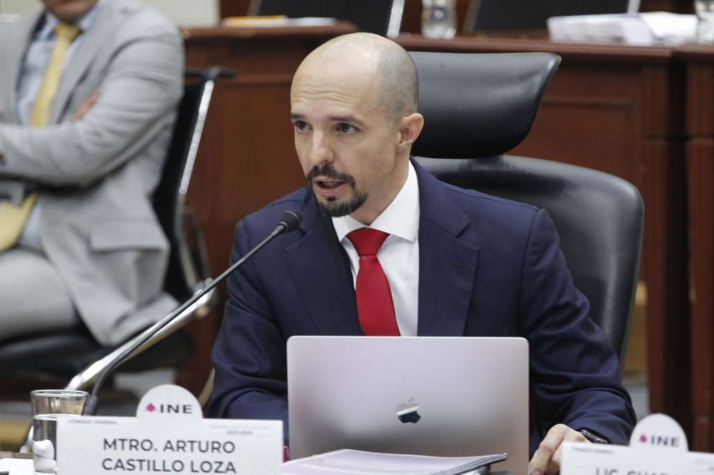 Consejero Electoral, Arturo Castillo