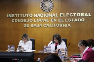 Integrantes del INE Baja California sentadas durante sesión de trabajo