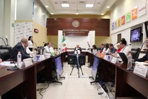 Integrantes del INE Jalisco sentados en sala de juntas